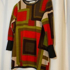 Translated ‘Kim Clothing.’ Size Large geometric top.